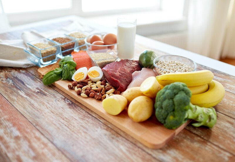 Variedad de alimentos saludables que forman la base de la nutrición funcional.